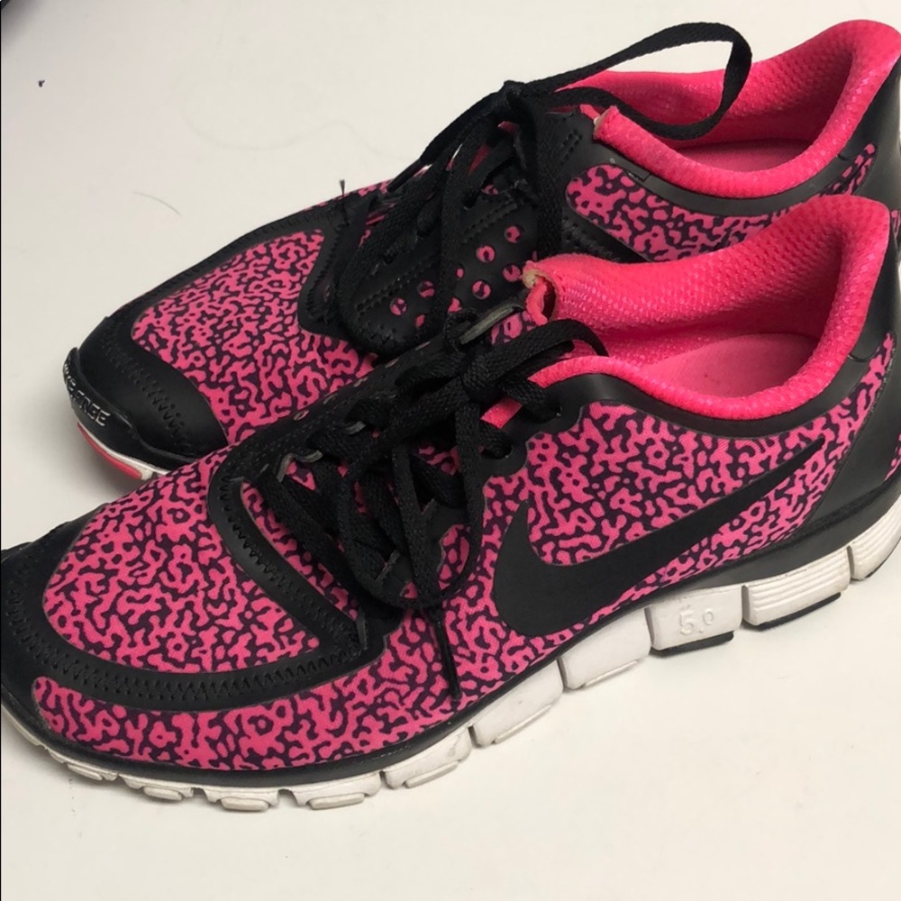 Nike Black & Pink Tennis Shoe